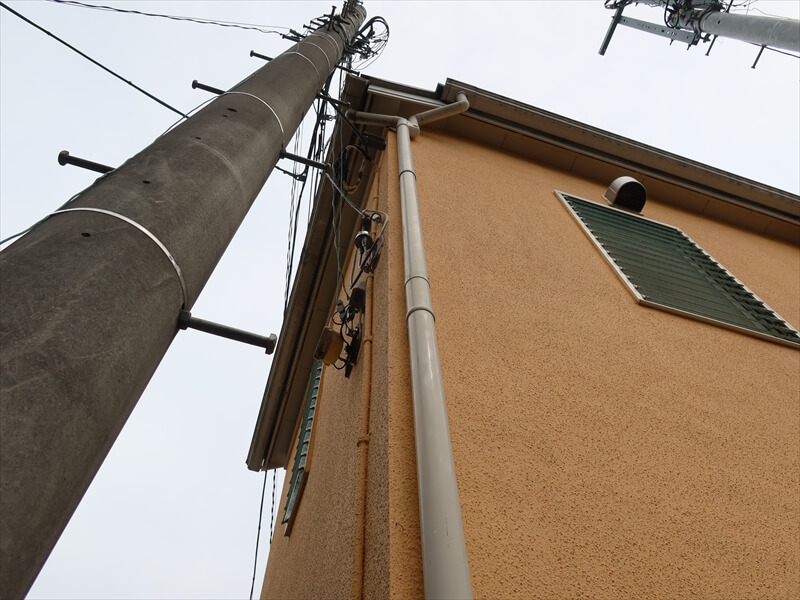 建物に近いところに電柱がありました。電柱から建物に入る電線類は慣れていますが、電柱から電柱の間にある電線類は感電の可能性があるので、足場の位置に注意が必要です。